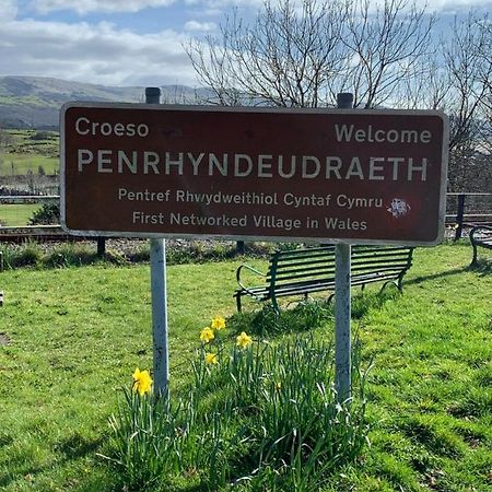 Snowdonia Rock Cottage - cosy&pet friendly Penrhyndeudreath Esterno foto