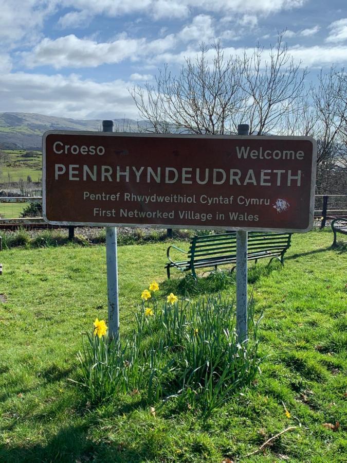 Snowdonia Rock Cottage - cosy&pet friendly Penrhyndeudreath Esterno foto
